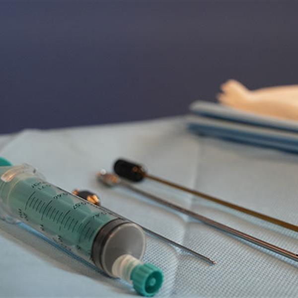 قیمت و خرید سرنگ یکبارمصرف استریل قفل شونده در فشار منفی ساکشن چربی 20 سی سی+کپ کارتن 24 عددی